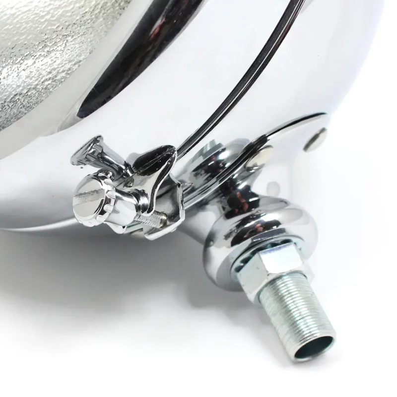 photo of L140 Headlamp catch detail